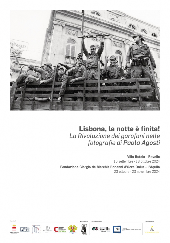 Cartaz da exposição fotográfica “Lisbona, la notte è finita! La Rivoluzione dei garofani nelle fotografie di Paola Agosti” (Ravello,10 de setembro - 18 de outubro; L’Aquila, 23 de outubro - 23 de novembro).